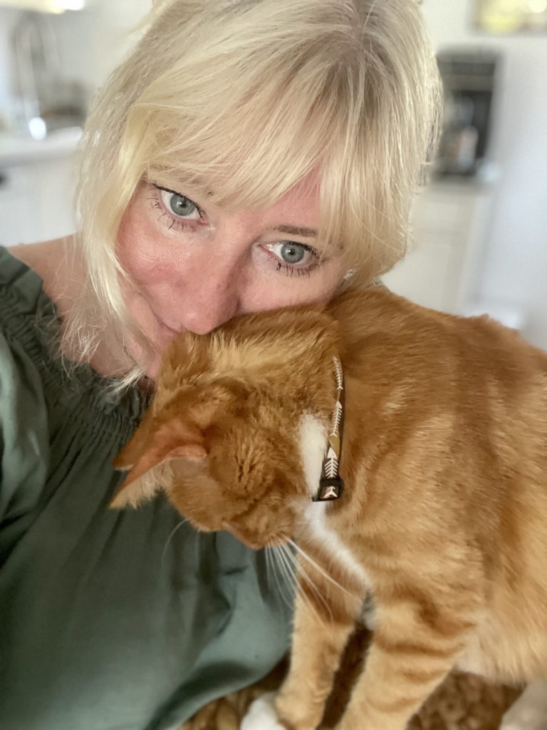 Rudy kot przytula blondynkę 